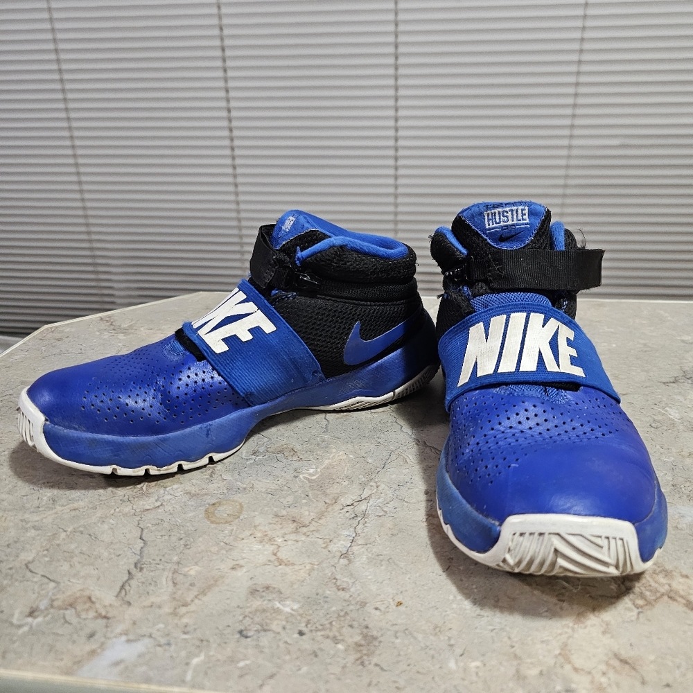 Nike Team Hustle D 8 GS Basketball Shoes Size 4.5Y Royal White Black - Picture 3 of 9